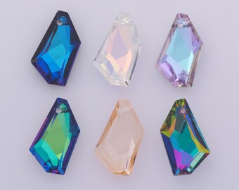 Könnte beinhalten: Sechs facettierte Kristallanhänger in Diamantform in verschiedenen Farben: Blau, klar, lila, grün, Pfirsich und irisierend. Jeder Anhänger hat ein Loch zum Auffädeln. Die Anhänger haben eine flache Rückseite und eine mehrfach facettierte Vorderseite.