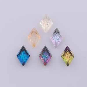 Puede incluir: Seis cuentas en forma de diamante en varios colores. Las cuentas son facetadas y translúcidas, con colores como transparente, melocotón, azul, iridiscente y amarillo-verdoso. Adecuado para la fabricación de joyas y manualidades.