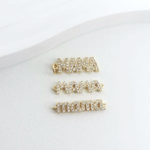 Charm con la letra inicial de circón cúbico "mamá", chapado en oro de 18 quilates, colgante de circón pavé para mamá, para hacer collares y pendientes, accesorio de joyería LM2-S1125