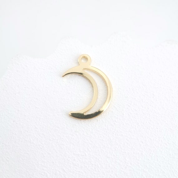 なめらかな透かし彫りの月チャーム、18K ゴールドメッキ、月の