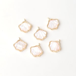 Puede incluir: Seis abalorios de concha de color dorado con un acabado blanco iridiscente. Los abalorios tienen un borde festoneado y son perfectos para la elaboración de joyas.