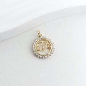 キュービックジルコン ラウンド 天秤座チャーム、18K ゴールドメッキ、CZ パヴェ サークル ペンダント、ネックレスやイヤリング作り、ジュエリー探しに LM2-S1134