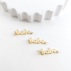 Dije minimalista con letra de bebé de circón pequeño, chapado en oro de 18 quilates, colgante de mini letra de bebé, para hacer collares y aretes, hallazgo de joyas LM2-S265