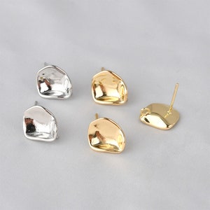 Può includere: Quattro dorsi di orecchini in due finiture diverse: oro e argento. I dorsi hanno la forma di un rettangolo leggermente curvo. Due dei dorsi hanno un perno per il fissaggio a un orecchino, e due dei dorsi hanno un anello per il fissaggio a un ciondolo.