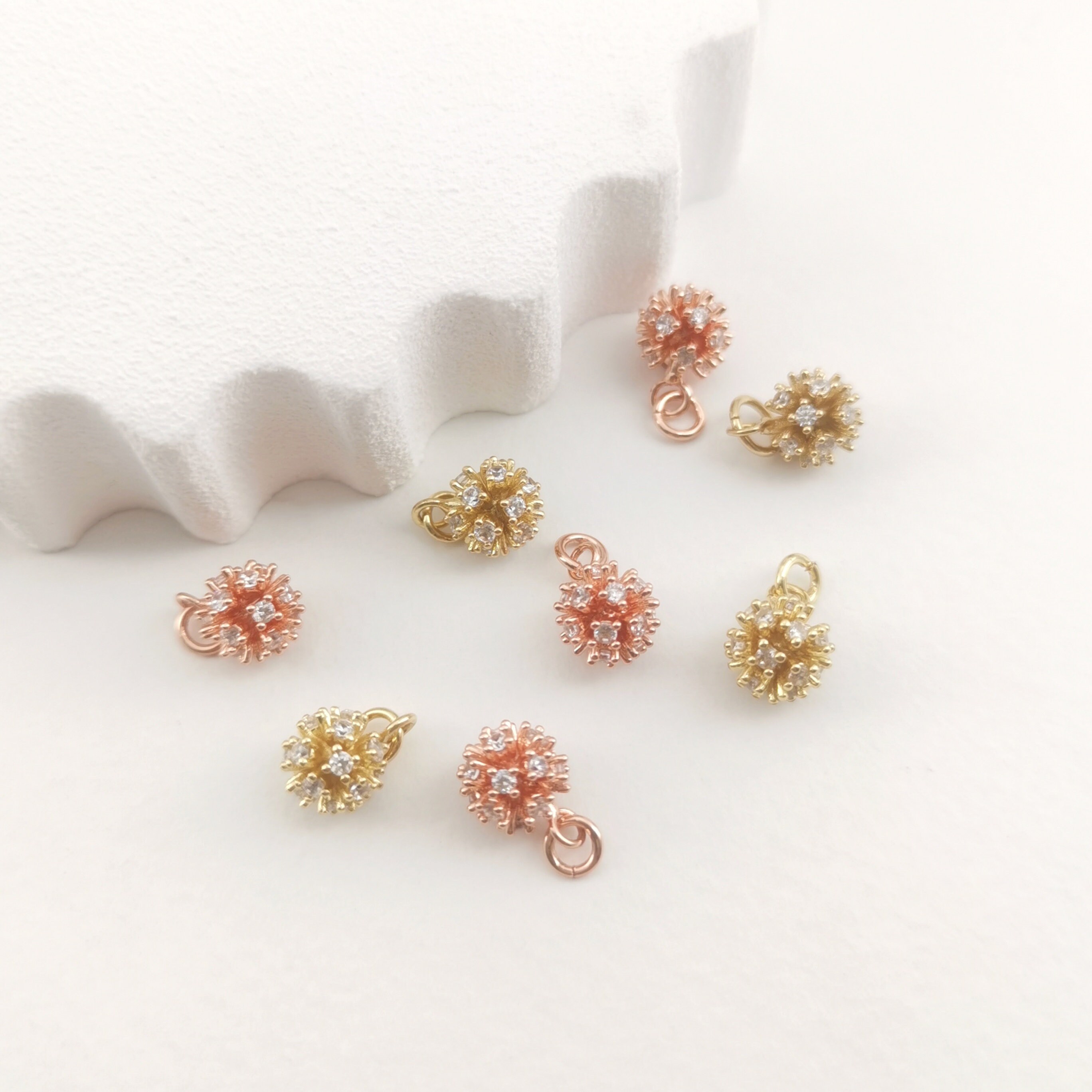 小さな 3D フラワー ボール チャーム、18K ゴールド メッキ
