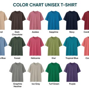 Puede incluir: Una carta de colores para camisetas unisex que presenta diecisiete camisetas de manga corta en varios colores etiquetados como Natural, Dark Chocolate, Azalea, Sapphire, Navy, Cardinal Red, Carolina Blue, Forest, Heliconia, Kiwi, Tropical Blue, Coral Silk, Graphite Heather, Ice Grey, Turf Green y Purple.