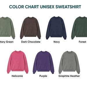 Puede incluir: Una carta de colores para sudadera unisex con siete jers&eacute;is de manga larga y cuello redondo en verde militar, chocolate oscuro, azul marino, bosque, heliconia, morado y gris grafito. El texto dice COLOR CHART UNISEX SWEATSHIRT arriba.