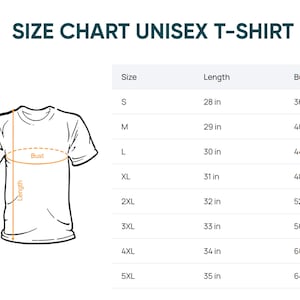 Puede incluir: Una tabla de tallas para camisetas unisex con un dibujo lineal de una camiseta y flechas naranjas que indican la longitud y el busto. Una tabla enumera las tallas de S a 5XL con las medidas correspondientes en pulgadas.