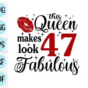 以下が含まれることがあります： 黒と赤のグラフィックデザインで、「This Queen makes 47 look fabulous」というテキストと赤い唇のプリントが描かれています。