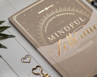 Handlettering Buch für Anfänger ”Mindful Lettering” - Hand Lettering lernen - Geschenke für Frauen & Männer, Beste Freundin oder Mama