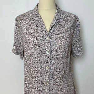 Vintage Viskose Kleid bedruckt kleine braune Blume auf grauem Grund mit Ansteckkragen und kurzen Ärmeln, L/XL, 80er