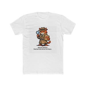 Puede incluir: Camiseta blanca con un gato detective de dibujos animados con sombrero y gabardina, sosteniendo una lupa y un archivo con la etiqueta "CASE CLOSED". El texto "Detective Division: I Only Chase Leads and Laser Laser Pointers" está impreso debajo.