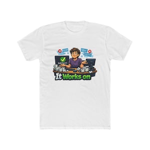 Könnte beinhalten: Weißes T-Shirt mit einer Cartoon-Illustration einer Person an einem Computertisch. Das Design enthält den Text "Build Success" und "It Works on". Die Person ist von Computerbildschirmen und Kaffeetassen umgeben.