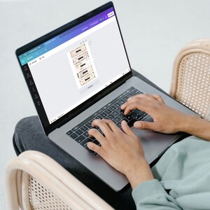 K&ouml;nnte beinhalten: Eine Person verwendet einen Laptop, um Etiketten mit dem Wort "Name" zu gestalten. Die Etiketten sind in einem hellen Braun mit einem dunklen braunen Muster.