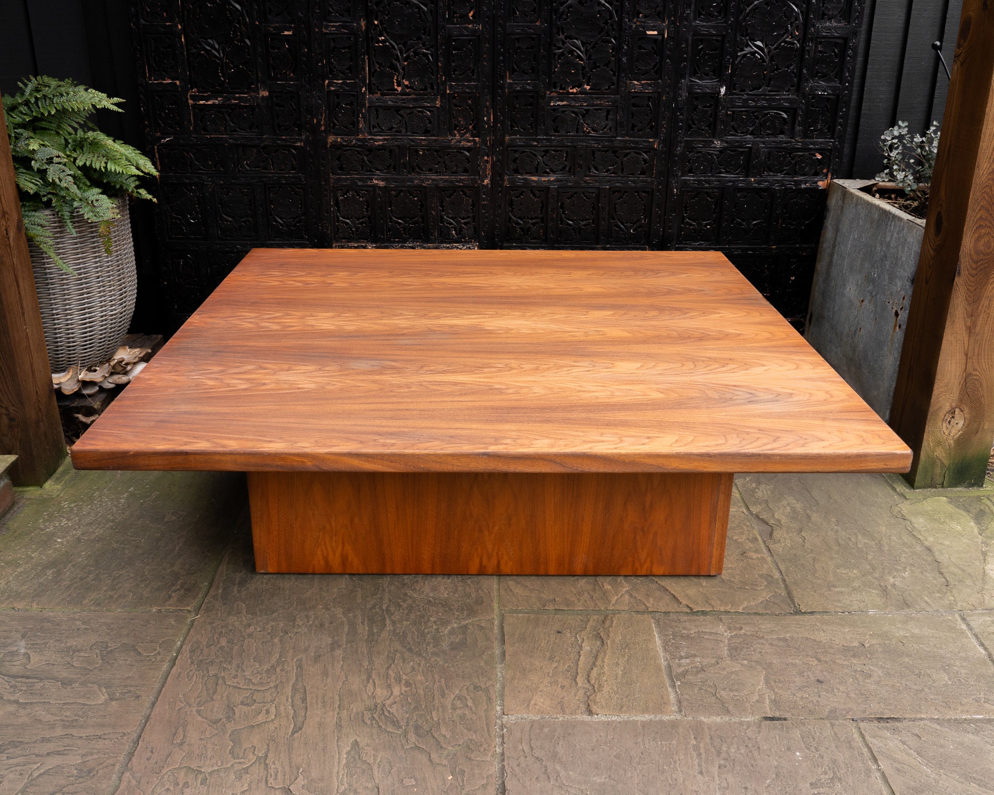 Rithland pedestal coffee table with storage discount