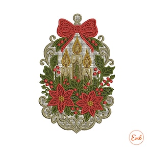 Può includere: Ornamento natalizio ricamato con tre candele accese, stelle di Natale rosse, agrifoglio e un fiocco rosso. Il design è incorniciato da un bordo decorativo traforato, creando un tema festivo natalizio.