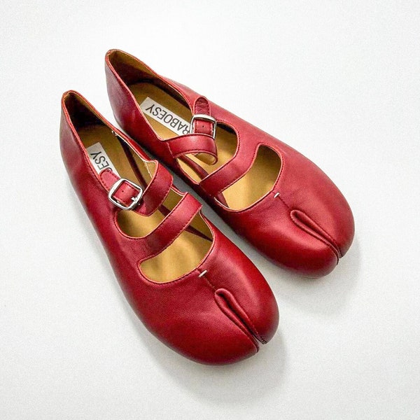 Retro-Tabi-Ballerinas aus Öko-Leder mit doppelten Riemen | Mary Jane-Schuhe mit geteilter Zehenpartie und verstellbarem Riemen | Vintage rote Tabi-Ballerina-Schuhe mit geteiltem Zehenbereich