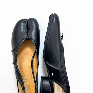 Moderne tabi-sandaalpumps | Zwarte hakken met gespleten teen en rimpels | Zomer/lente tabi Mary Jane-pumps | Vintage mode zomerschoenen