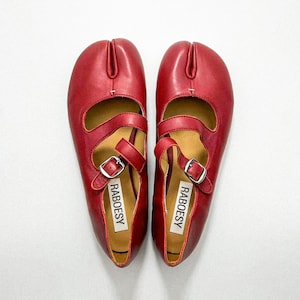 Eco Leather Retro Double Straps Tabi Ballet Flats Split Toe Adjustable Strap Mary Jane Shoes Vintage Red Split Toe Tabi Ballerina Shoes Czerwony