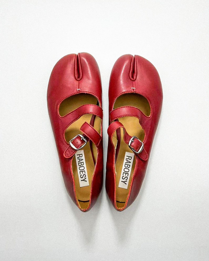 Eco Leather Retro Double Straps Tabi Ballet Flats Split Toe Adjustable Strap Mary Jane Shoes Vintage Red Split Toe Tabi Ballerina Shoes Czerwony