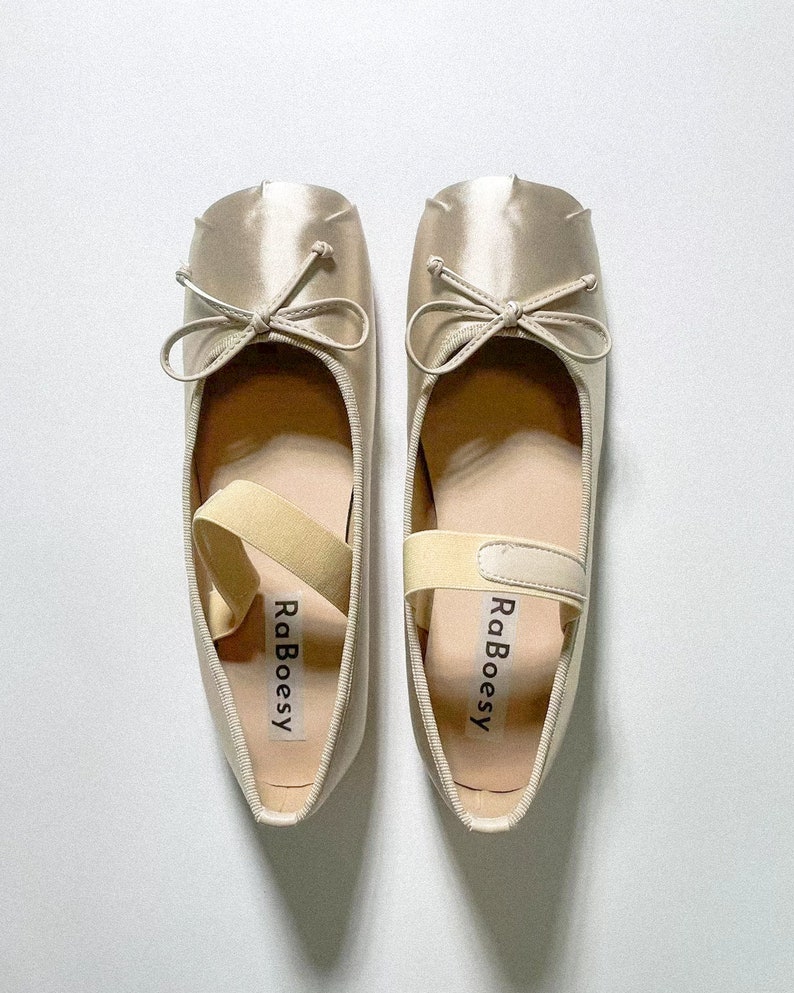 Klassische Ballerinas aus Satin mit Fliege Damen Rosa Beige faltbare Ballerina Bequeme Ballettschuhe mit runder Zehenpartie für Damen Vintage-Ballettcore Apricot