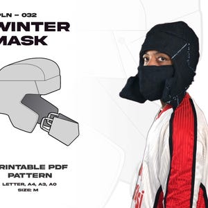 Peut inclure: Un masque d'hiver noir avec des rabats d'oreille est porté par une personne. Le masque couvre le visage et la tête. L'image montre également un dessin au trait du masque et le texte "WINTER MASK" et "PRINTABLE PDF PATTERN".
