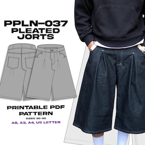 Puede incluir: Patrón PDF imprimible PPLN-037 Pleated Jorts para tallas 26-28 en formatos A0, A3, A4 y US Letter. La imagen muestra un dibujo técnico de pantalones cortos de mezclilla oscuros con pliegues frontales junto a una foto de la prenda terminada.