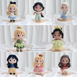 Puede incluir: Una colección de nueve muñecas de crochet vestidas como princesas de Disney. Las muñecas llevan todas vestidos de diferentes colores y tienen diferentes peinados. Las muñecas están todas de pie sobre una superficie blanca.