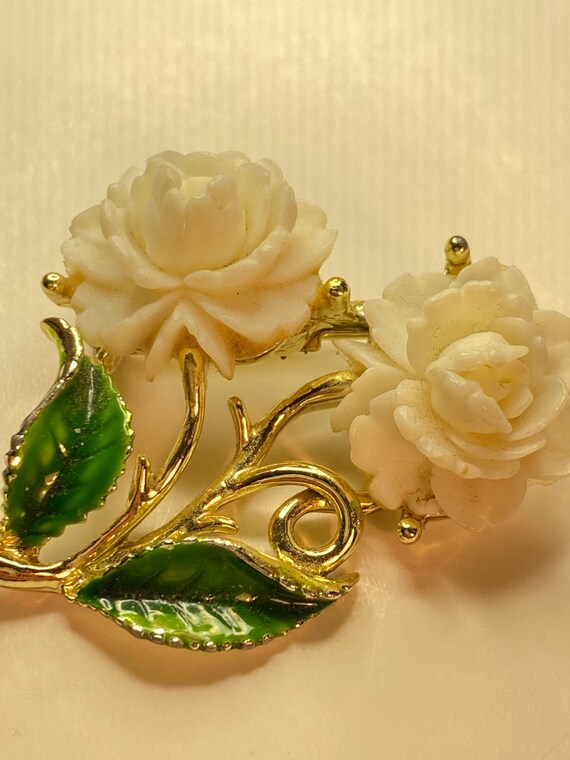 Vintage Brooch - white lucite flowers, green enam… - image 4