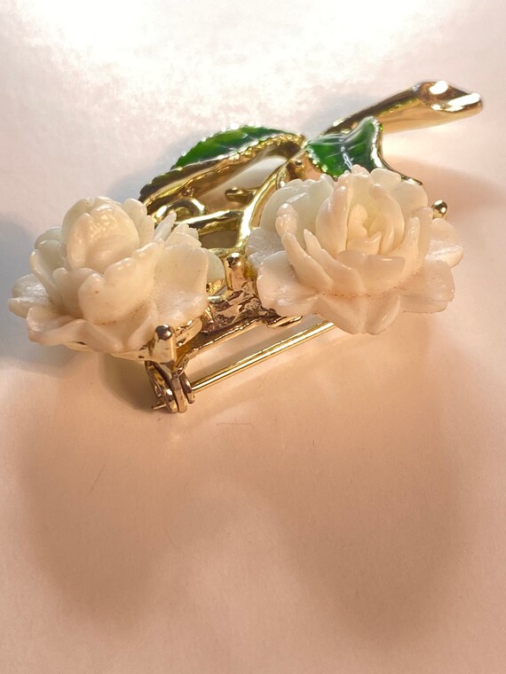 Vintage Brooch - white lucite flowers, green enam… - image 6