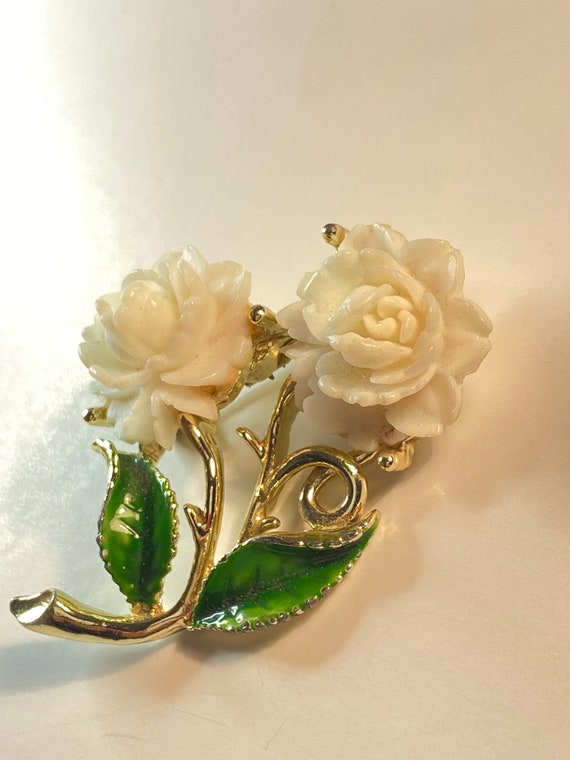 Vintage Brooch - white lucite flowers, green enam… - image 5