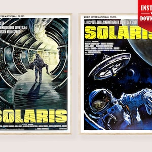 Könnte beinhalten: Zwei gerahmte Vintage-Filmplakate für den Film "Solaris". Die Poster zeigen Retro-Science-Fiction-Kunst mit Astronauten, Raumstationen und dem Filmtitel. Die Poster sind in einem Holzrahmen.