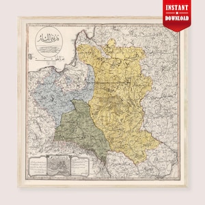 Puede incluir: Una impresión de mapa antiguo enmarcado. El mapa es una ilustración detallada y multicolor de una región, con áreas sombreadas en amarillo, azul y verde. El mapa incluye texto en idioma extranjero y está etiquetado como "Descarga instantánea". El marco es de color crema.