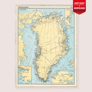 Può includere: Una mappa vintage incorniciata della Groenlandia, con una rappresentazione dettagliata della geografia dell'isola. La mappa utilizza una tavolozza di beige, blu e marrone, con testo in italiano. Un banner rosso in alto a destra recita "INSTANT DOWNLOAD".