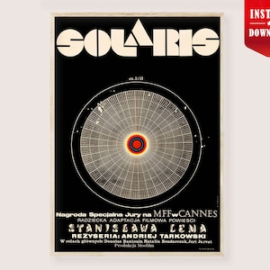 Könnte beinhalten: Gerahmtes Filmplakat für "Solaris" mit schwarzem Hintergrund und cremefarbenem Text. Der Titel "SOLARIS" steht oben, über einem kreisförmigen Design mit einem roten und gelben Zentrum. Text unten listet die Credits des Films auf.