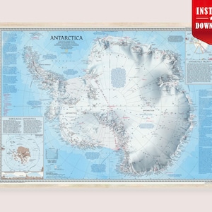 Puede incluir: Un mapa enmarcado de la Antártida, con información geográfica detallada y nombres de lugares. El mapa es predominantemente azul y blanco, con un marco de madera marrón claro. El texto "ANTARCTICA" se muestra en la parte superior.