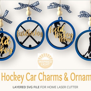 Könnte beinhalten: Vier blaue und goldene Feldhockey-Anhänger mit einer Spielersilhouette, Schlägern und dem Text "Field Hockey" oder "Field Hockey Mom".
