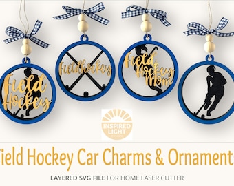 Può includere: Quattro ornamenti da hockey su prato blu e dorati con una silhouette di un giocatore, bastoni e il testo "Field Hockey" o "Field Hockey Mom".