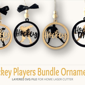 Puede incluir: Cuatro adornos de jugador de hockey de madera con detalles en negro y dorado. Los adornos están en capas y se pueden usar con una cortadora láser doméstica. Los adornos presentan el texto "Hockey Mom" y "Hockey".