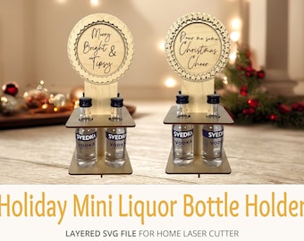 Könnte beinhalten: Ein hölzerner Mini-Likörflaschenhalter für die Feiertage mit zwei Regalen und zwei Schildern. Die Schilder sind rund und haben den Text "Merry Bright & Tipsy" und "Pour the some Christmas Cheer".