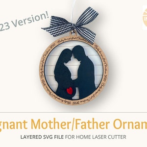 Adorno de mamá y padre embarazada SVG, primer adorno de Navidad de Baby Bump 2023, familia de regalos personalizados, adorno de padres embarazadas SVG