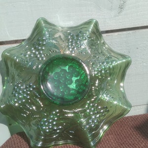 Vintage Fenton carnival glass bowl emerald green with grapes & vines pattern