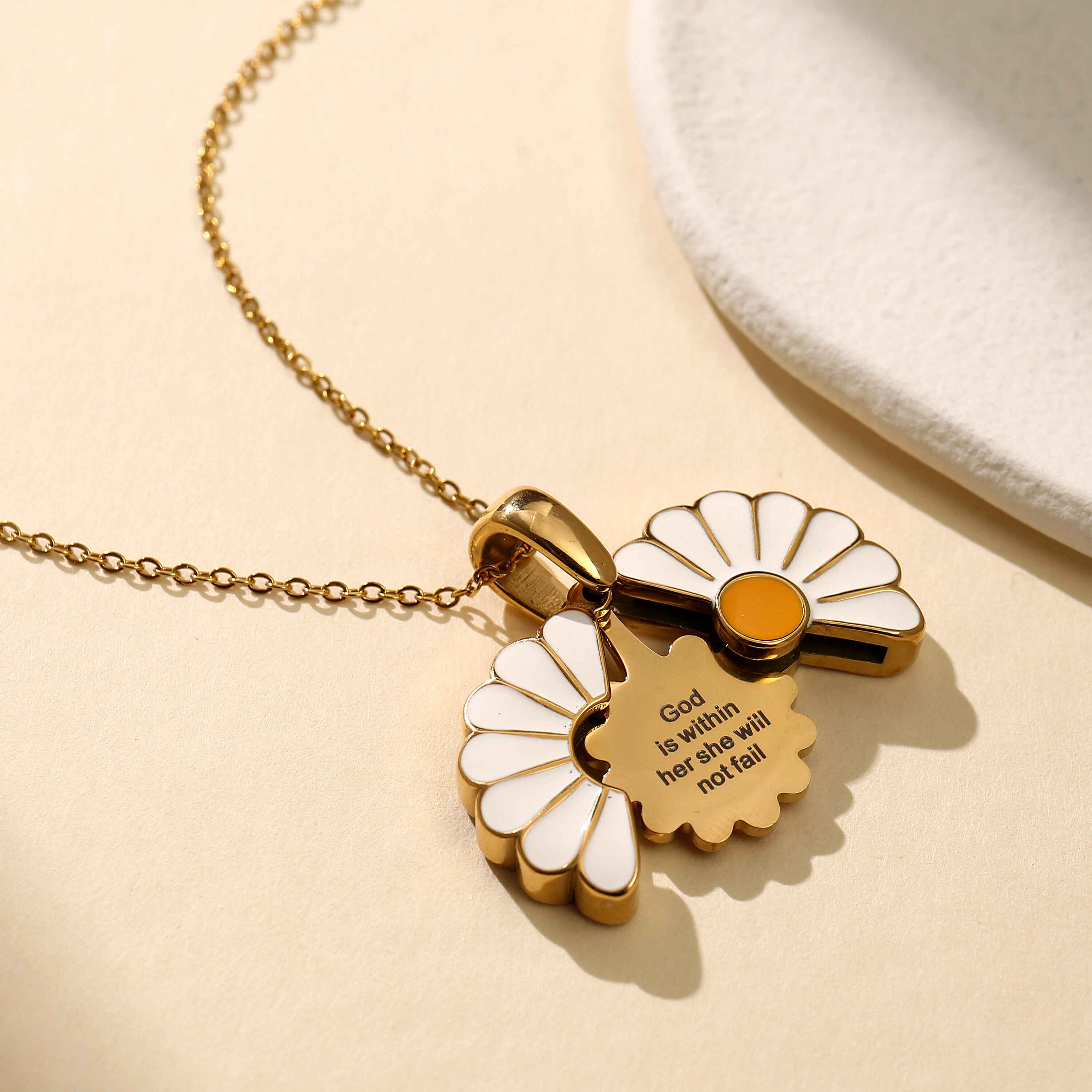 Personalisierte Daisy-Medaillon-Halskette mit versteckter Botschaft – Personalisierbares Geschenk für Sie, Geschenk für die Gottesmutter, winzige Senfsamen, christliche Geschenke für Sie