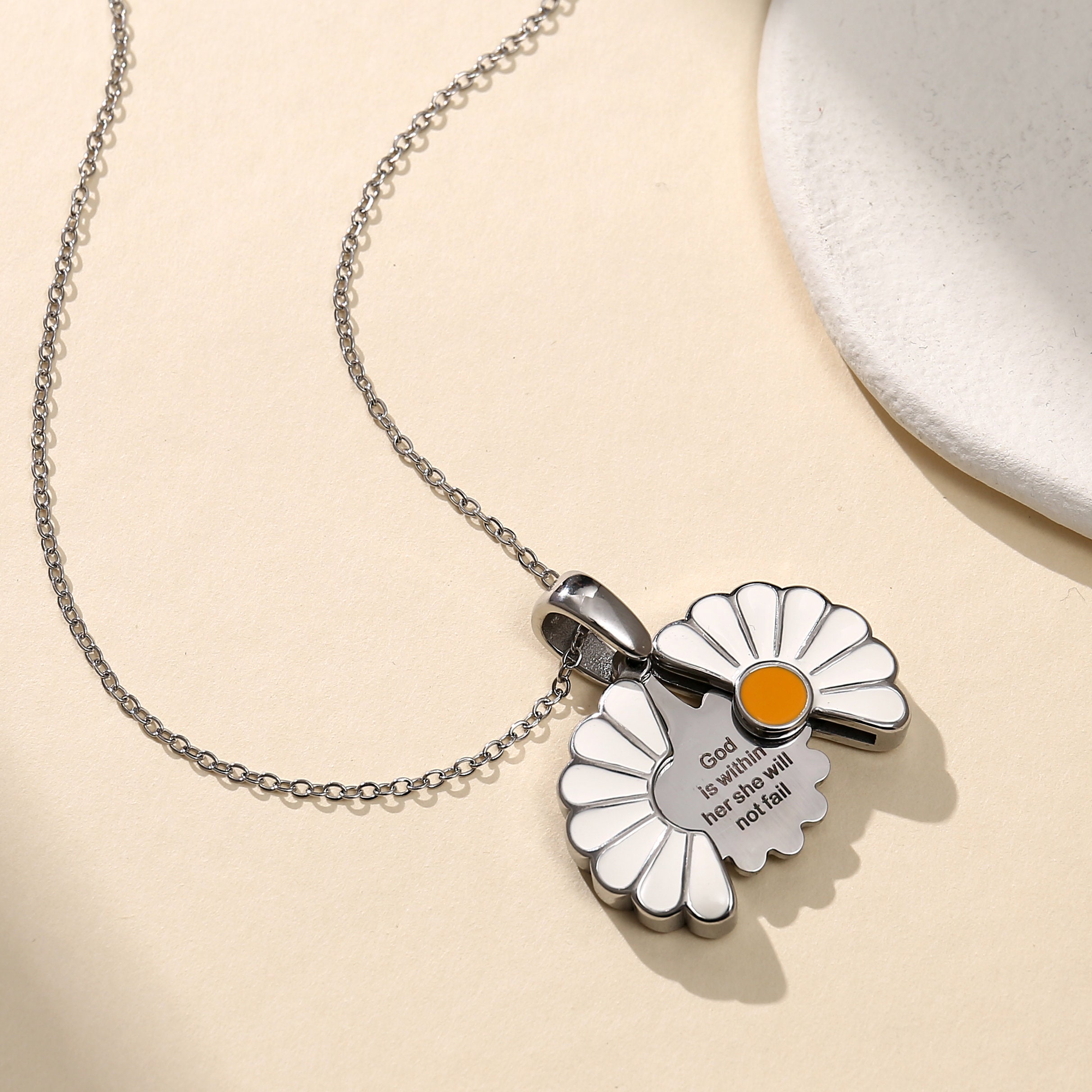 Personalisierte Daisy-Medaillon-Halskette mit versteckter Botschaft – Personalisierbares Geschenk für Sie, Geschenk für die Gottesmutter, winzige Senfsamen, christliche Geschenke für Sie