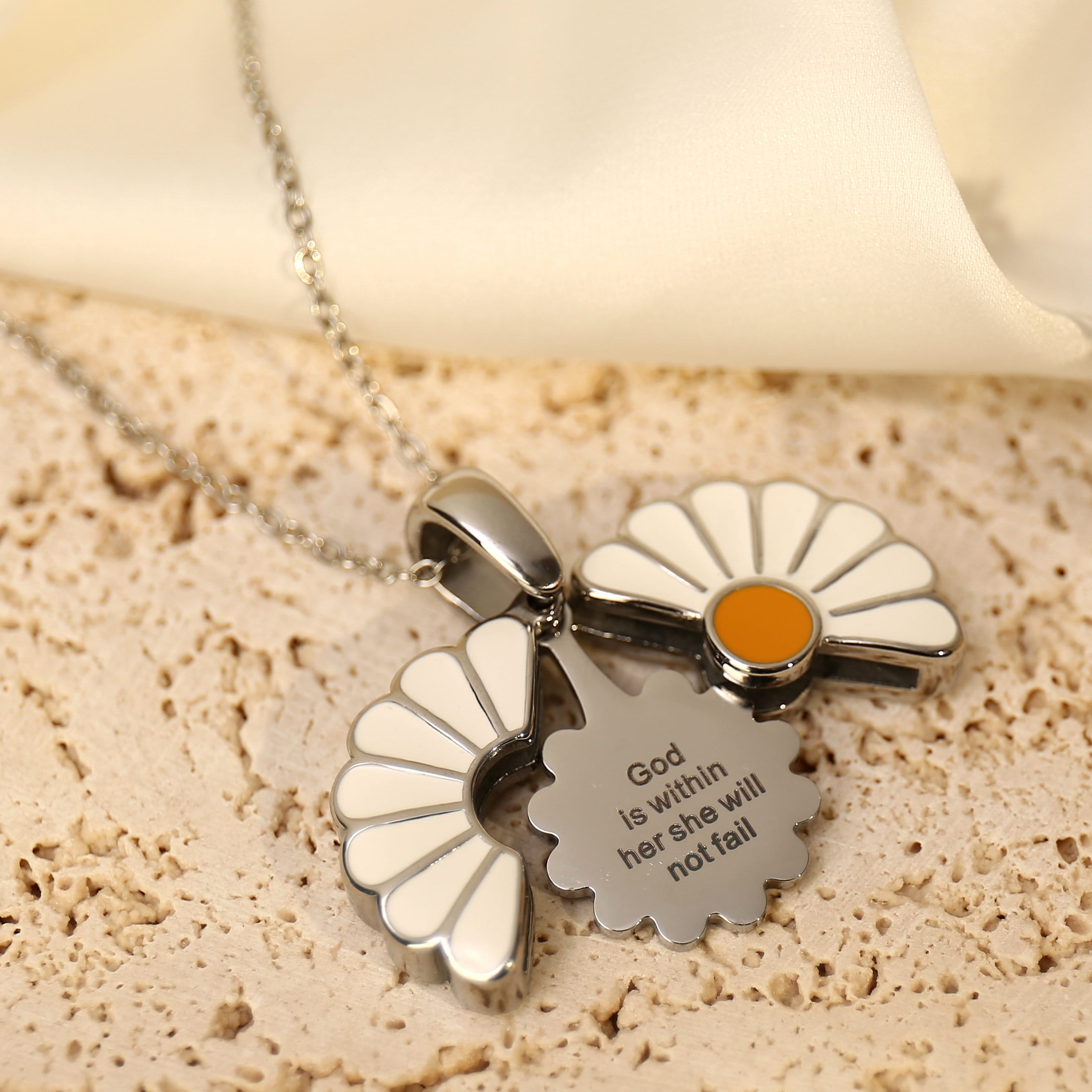 Personalisierte Daisy-Medaillon-Halskette mit versteckter Botschaft – Personalisierbares Geschenk für Sie, Geschenk für die Gottesmutter, winzige Senfsamen, christliche Geschenke für Sie