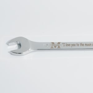 Könnte beinhalten: Ein silberner Schraubenschlüssel mit einer personalisierten Inschrift, die "Melissa" mit einem großen "M" und "Ich liebe dich bis zum Mond und zurück" lautet. Der Schraubenschlüssel ist 38 cm lang.