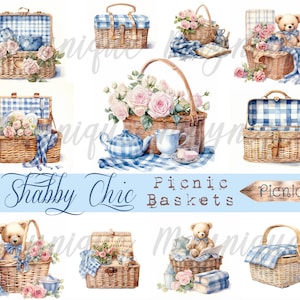 Op de afbeelding: Een verzameling van negen vintage picknickmanden met blauwe en witte geruite voeringen. Sommige manden zijn open en bevatten bloemstukken, theekopjes en een teddybeer. De tekst "Shabby Chic Picnic Baskets" wordt weergegeven op een blauw lint.