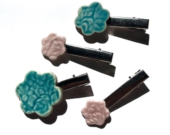Pinza para el cabello con flor de arcilla: pinza de cocodrilo con dije de porcelana hecha a mano