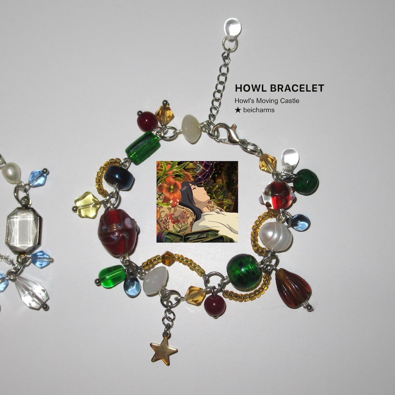 Op de afbeelding: Een kralenarmband met diverse kleurrijke kralen, waaronder rood, groen, geel en blauw. De armband heeft een kleine gouden sterbedel en een kleine afbeelding uit Howl's Moving Castle. De tekst "HOWL BRACELET" is zichtbaar.