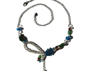 Collar de cuentas de pez azul oscuro: joyería artesanal con dijes oceánicos